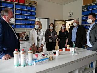 Besuch von Herr Nussel - Buerokratieabbaubeauftragter bei Ruderer Klebetechnik