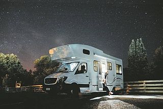 Caravan bei Nacht